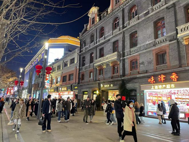 蓝狮平台注册:涌入上海的韩国年轻人:流行穿中国传统服装拍照 为吃羊肉串排队到凌晨