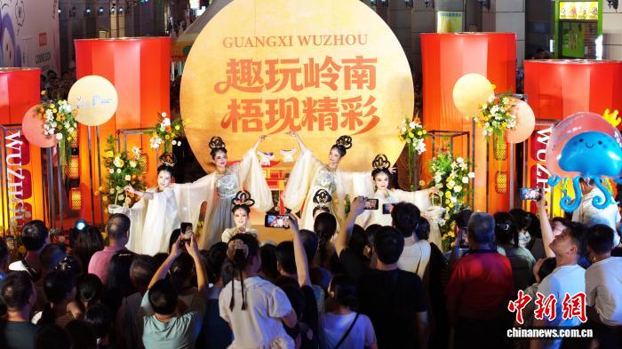 蓝狮娱乐注册：“趣玩岭南 梧现精彩”2026年梧州市金秋嘉年华启幕